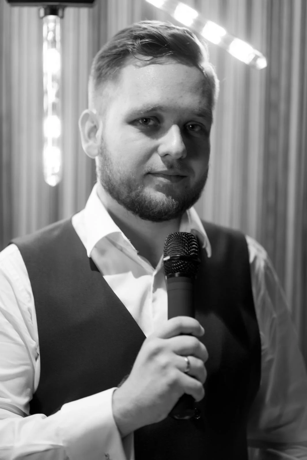 Marcin Rogalski z mikrofonem